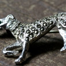 画像5: 1950年頃 英国 ヴィンテージ イタリアングレーハウンド犬「静けさをまとう優美」マルカジットブローチ イギリス アクセサリー (5)