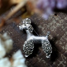画像1: 1950年頃 英国 ヴィンテージ プードル犬 マルカジットブローチ「小さな誇り、高貴なきらめき」イギリス アクセサリー (1)
