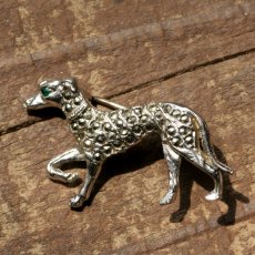 画像1: 1950年頃 英国 ヴィンテージ イタリアングレーハウンド犬「静けさをまとう優美」マルカジットブローチ イギリス アクセサリー (1)