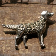 画像1: 1940年頃 英国 ヴィンテージ イングリッシュセッター犬 マルカジットブローチ「静かなる忠誠、光の記憶をまとって」イギリス アクセサリー (1)