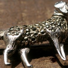画像4: 1940年頃 英国 ヴィンテージ イングリッシュセッター犬 マルカジットブローチ「静かなる忠誠、光の記憶をまとって」イギリス アクセサリー (4)