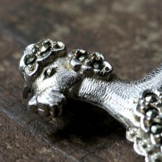 画像5: 1950年頃 英国 ヴィンテージ プードル犬 マルカジットブローチ「小さな誇り、高貴なきらめき」イギリス アクセサリー (5)