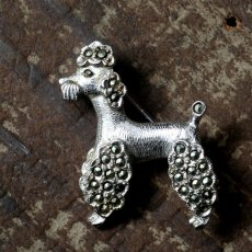 画像3: 1950年頃 英国 ヴィンテージ プードル犬 マルカジットブローチ「小さな誇り、高貴なきらめき」イギリス アクセサリー (3)