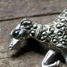 画像3: 1950年頃 英国 ヴィンテージ イタリアングレーハウンド犬「静けさをまとう優美」マルカジットブローチ イギリス アクセサリー (3)