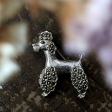 画像2: 1950年頃 英国 ヴィンテージ プードル犬 マルカジットブローチ「小さな誇り、高貴なきらめき」イギリス アクセサリー (2)