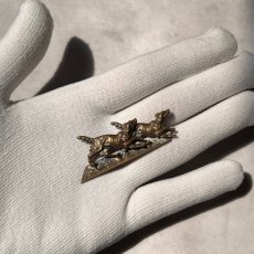 画像8: 1900〜1930年頃 英国アンティークブローチ猟犬「風の中を駆ける記憶 」 楽しそうに駆けまわる２匹の犬イギリス アクセサリー (8)