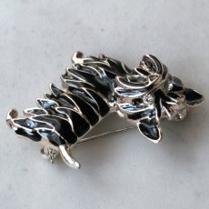 画像7: 1960年代 英国 ヴィンテージ スコティッシュテリア犬 ブラックブローチ「黒いコートに光るまなざし」イギリス アクセサリー (7)