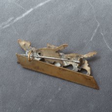 画像3: 1900〜1930年頃 英国アンティークブローチ猟犬「風の中を駆ける記憶 」 楽しそうに駆けまわる２匹の犬イギリス アクセサリー (3)