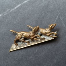 画像2: 1900〜1930年頃 英国アンティークブローチ猟犬「風の中を駆ける記憶 」 楽しそうに駆けまわる２匹の犬イギリス アクセサリー (2)