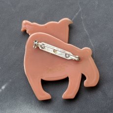 画像4: イギリスヴィンテージ BOOF BULLDOG ブルドック犬 ブローチ「小さな番犬、胸元で微笑む」  アクセサリー刻印Erstwilder (4)