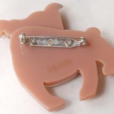 画像8: イギリスヴィンテージ BOOF BULLDOG ブルドック犬 ブローチ「小さな番犬、胸元で微笑む」  アクセサリー刻印Erstwilder (8)