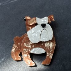 画像2: イギリスヴィンテージ BOOF BULLDOG ブルドック犬 ブローチ「小さな番犬、胸元で微笑む」  アクセサリー刻印Erstwilder (2)