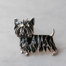 画像1: 1960年代 英国 ヴィンテージ スコティッシュテリア犬 ブラックブローチ「黒いコートに光るまなざし」イギリス アクセサリー (1)