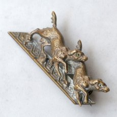 画像5: 1900〜1930年頃 英国アンティークブローチ猟犬「風の中を駆ける記憶 」 楽しそうに駆けまわる２匹の犬イギリス アクセサリー (5)