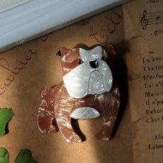 画像1: イギリスヴィンテージ BOOF BULLDOG ブルドック犬 ブローチ「小さな番犬、胸元で微笑む」  アクセサリー刻印Erstwilder (1)