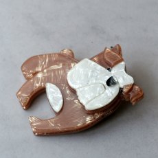 画像7: イギリスヴィンテージ BOOF BULLDOG ブルドック犬 ブローチ「小さな番犬、胸元で微笑む」  アクセサリー刻印Erstwilder (7)