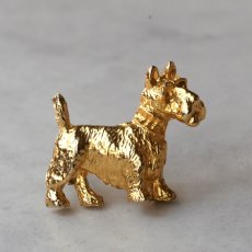 画像1: 1960年頃 英国 ヴィンテージ テリア犬 ブローチ「幸運をくわえて、今日もあなたのそばに」イギリス アクセサリー (1)