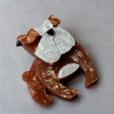 画像5: イギリスヴィンテージ BOOF BULLDOG ブルドック犬 ブローチ「小さな番犬、胸元で微笑む」  アクセサリー刻印Erstwilder (5)