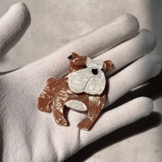 画像10: イギリスヴィンテージ BOOF BULLDOG ブルドック犬 ブローチ「小さな番犬、胸元で微笑む」  アクセサリー刻印Erstwilder (10)