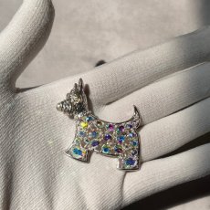 画像7: 英国 ヴィンテージ オーロララインストーン テリア犬 ブローチ「小さな守り手、虹をまとう旅犬」イギリス アクセサリー EW0366 (7)