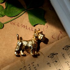 画像2: 1960年頃 英国 ヴィンテージ テリア犬 ブローチ「幸運をくわえて、今日もあなたのそばに」イギリス アクセサリー (2)