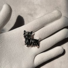 画像9: 1960年代 英国 ヴィンテージ スコティッシュテリア犬 ブラックブローチ「黒いコートに光るまなざし」イギリス アクセサリー (9)