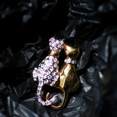 画像7: 英国 ヴィンテージブローチ  2匹の寄り添う猫たち「ふたり、ひとつのぬくもり 」イギリス アクセサリー (7)