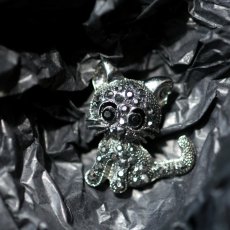 画像1: 英国 ヴィンテージ 黒猫ブローチ「静かな夜をともに歩く影の猫」イギリス アクセサリー (1)