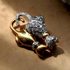 画像4: 英国 ヴィンテージブローチ  2匹の寄り添う猫たち「ふたり、ひとつのぬくもり 」イギリス アクセサリー (4)