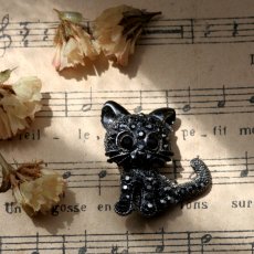 画像2: 英国 ヴィンテージ 黒猫ブローチ「静かな夜をともに歩く影の猫」イギリス アクセサリー (2)