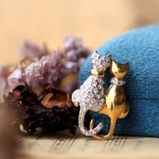 画像6: 英国 ヴィンテージブローチ  2匹の寄り添う猫たち「ふたり、ひとつのぬくもり 」イギリス アクセサリー (6)