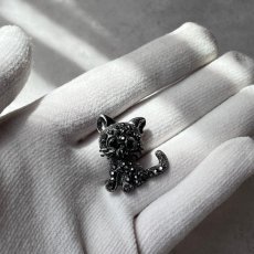 画像9: 英国 ヴィンテージ 黒猫ブローチ「静かな夜をともに歩く影の猫」イギリス アクセサリー (9)