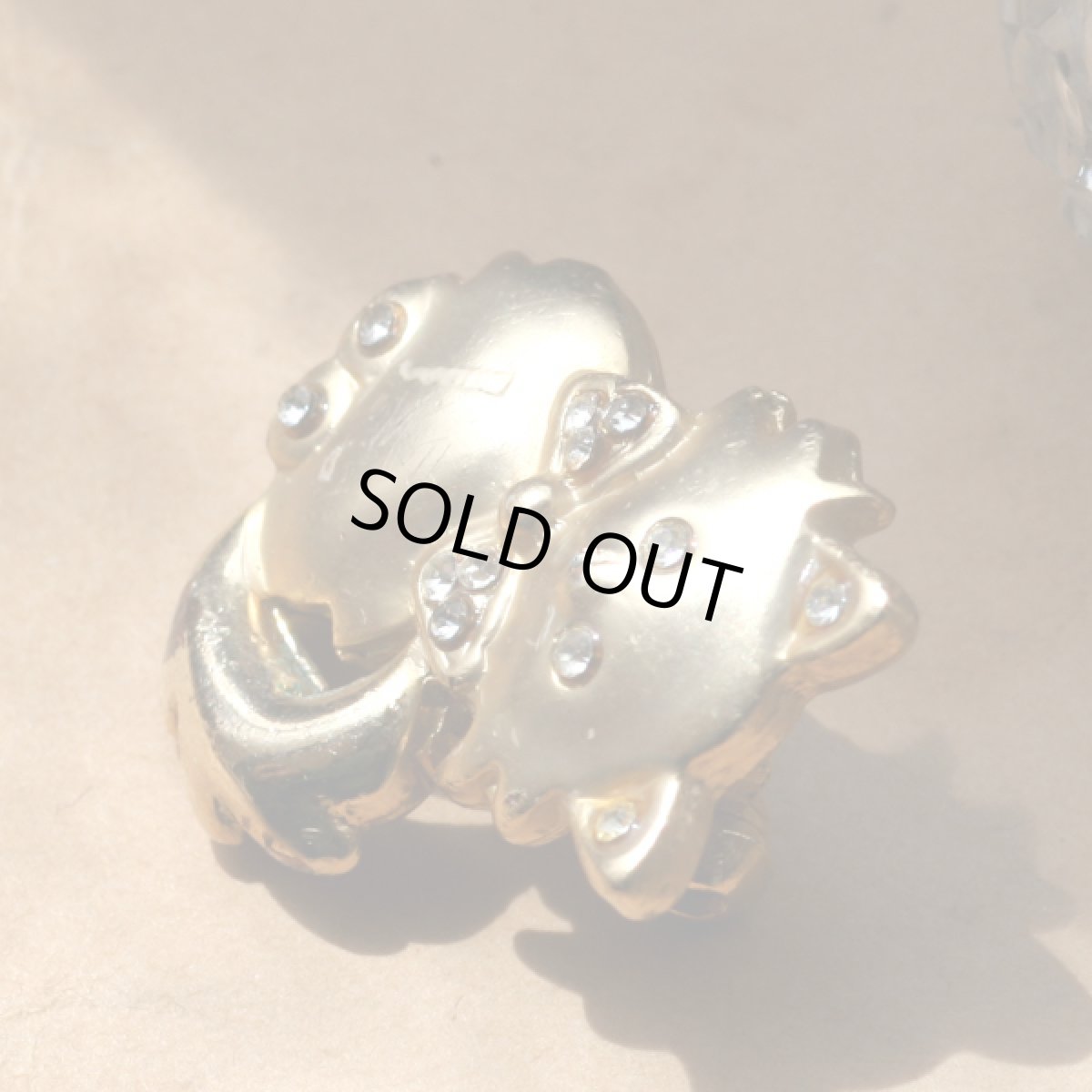 画像5: 英国 ヴィンテージ 猫ゴールドプレートブローチ「静けさの中のきらめき」イギリス アクセサリー (5)