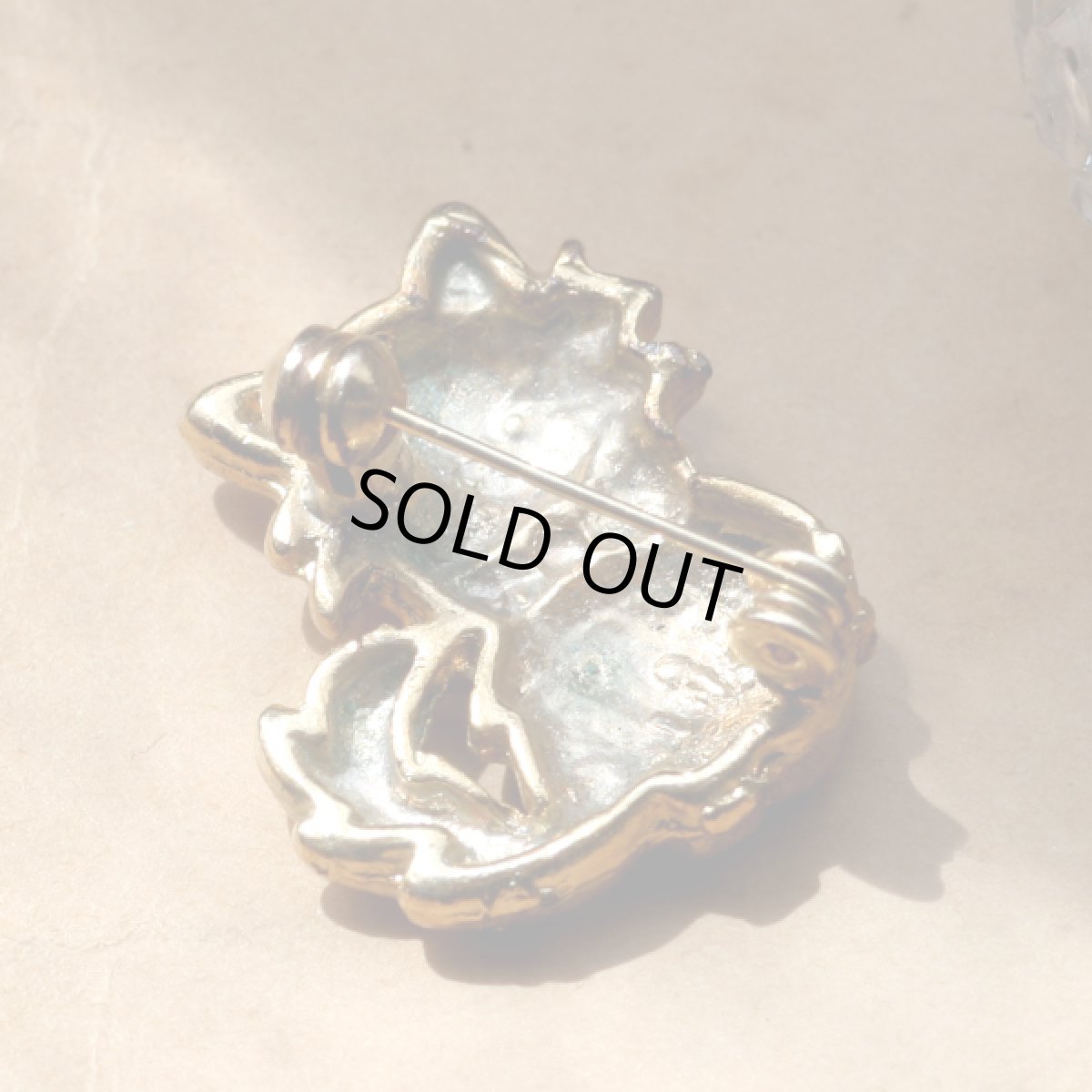 画像6: 英国 ヴィンテージ 猫ゴールドプレートブローチ「静けさの中のきらめき」イギリス アクセサリー (6)