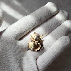 画像9: 英国 ヴィンテージ 猫ゴールドプレートブローチ「静けさの中のきらめき」イギリス アクセサリー (9)
