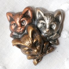画像4: K&T 英国 ヴィンテージ 3匹の猫ブローチ「三つのきらめき、ひとつのしあわせ」イギリス アクセサリー (4)