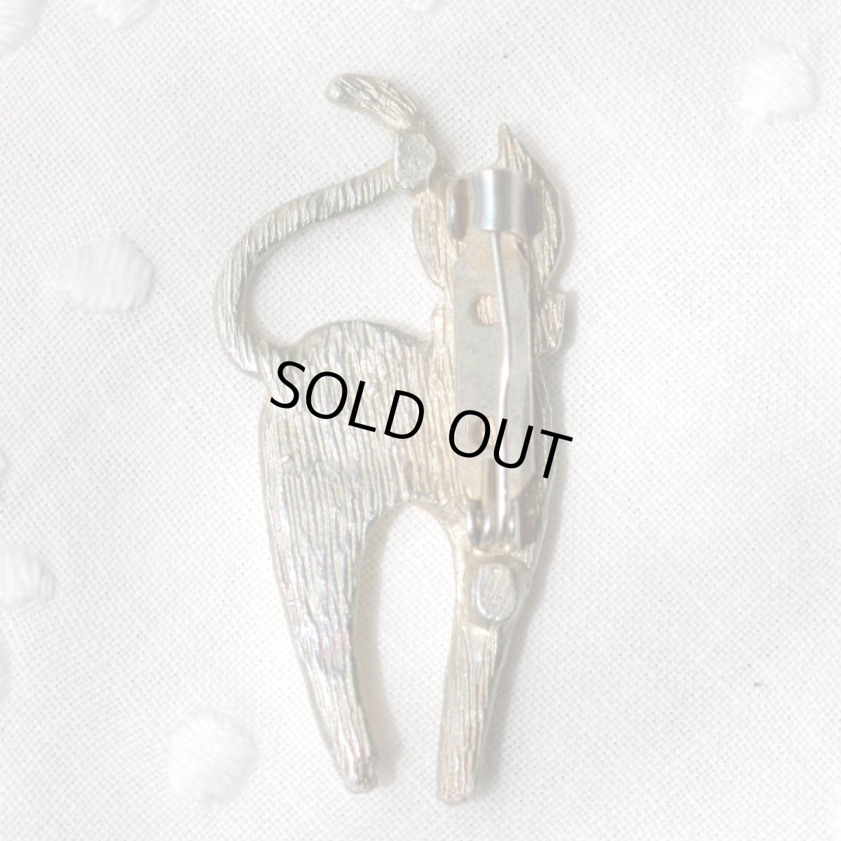 画像4: 英国 ヴィンテージ 白猫ブローチ「静けさの中に光る、白きまなざし」イギリス アクセサリー (4)