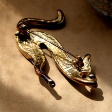 画像5: 1960年頃 英国 ヴィンテージエナメル細工 黒猫ブローチ「ひとり遊びの午後」 イギリス アクセサリー (5)