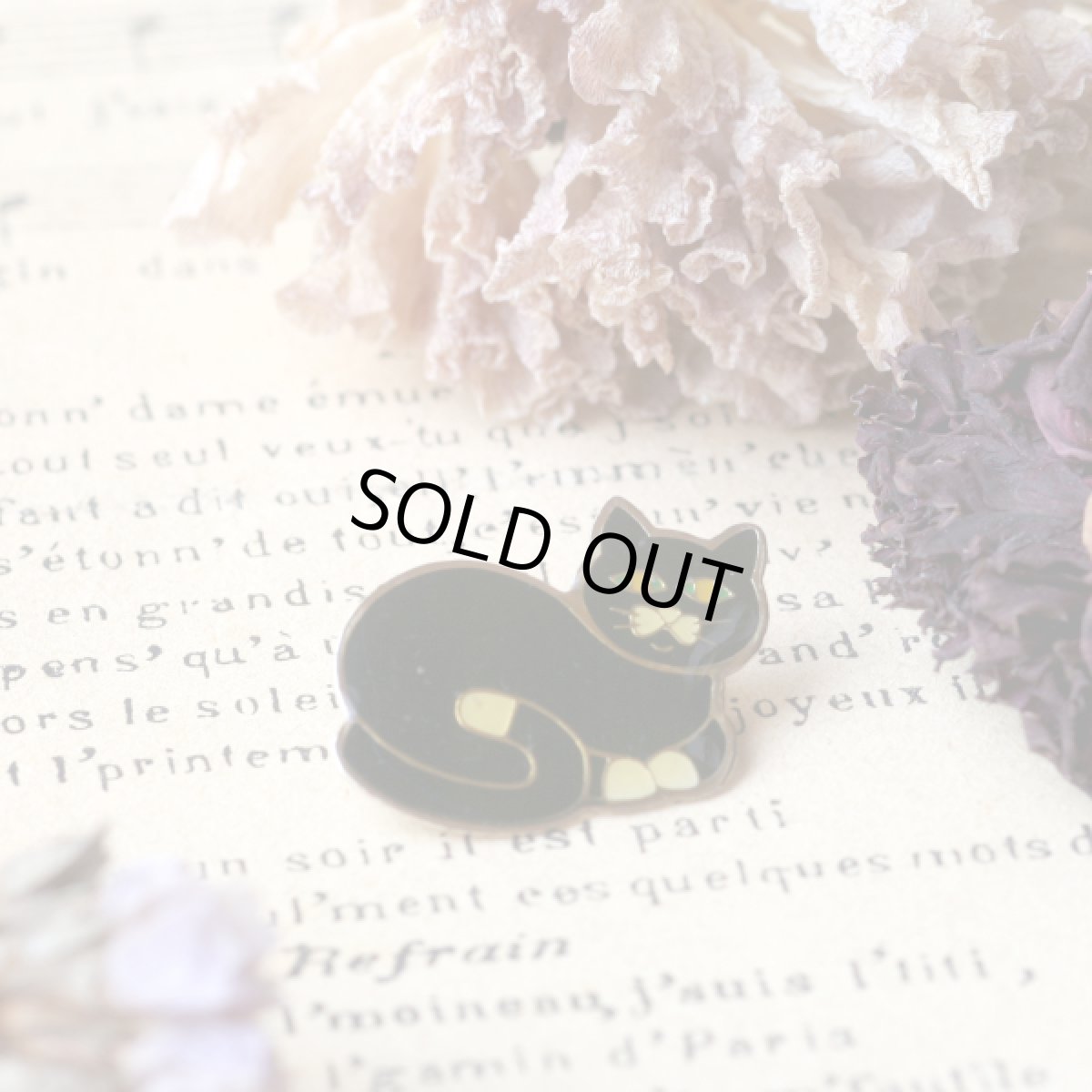 画像2: 英国 ヴィンテージ 黒猫ブローチ「 静けさをたたえる、黒の小さな詩人」イギリス アクセサリー (2)