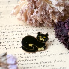 画像2: 英国 ヴィンテージ 黒猫ブローチ「 静けさをたたえる、黒の小さな詩人」イギリス アクセサリー (2)