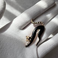 画像9: 1960年頃 英国 ヴィンテージエナメル細工 黒猫ブローチ「ひとり遊びの午後」 イギリス アクセサリー (9)