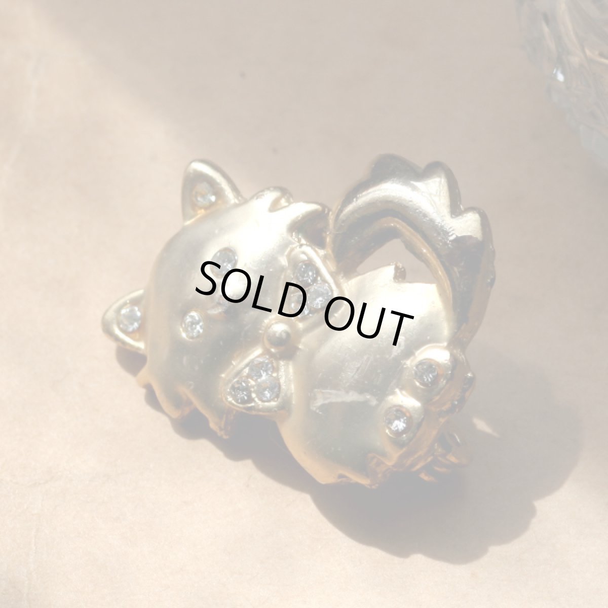 画像4: 英国 ヴィンテージ 猫ゴールドプレートブローチ「静けさの中のきらめき」イギリス アクセサリー (4)