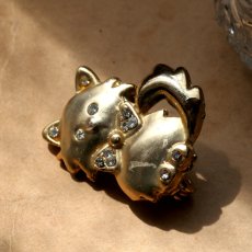 画像4: 英国 ヴィンテージ 猫ゴールドプレートブローチ「静けさの中のきらめき」イギリス アクセサリー (4)