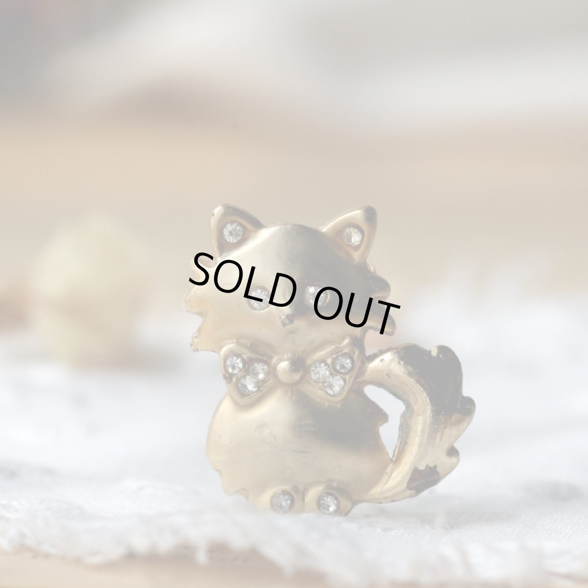 画像2: 英国 ヴィンテージ 猫ゴールドプレートブローチ「静けさの中のきらめき」イギリス アクセサリー (2)