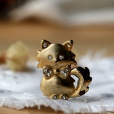 画像2: 英国 ヴィンテージ 猫ゴールドプレートブローチ「静けさの中のきらめき」イギリス アクセサリー (2)