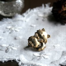 画像3: 英国 ヴィンテージ 猫ゴールドプレートブローチ「静けさの中のきらめき」イギリス アクセサリー (3)