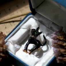 画像1: 1960年頃 英国 ヴィンテージ グリーンアイ 黒猫ブローチ「緑の瞳に、夜の魔法」 イギリス アクセサリー (1)