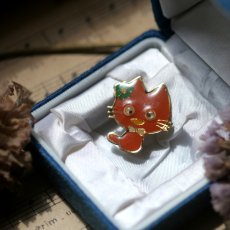 画像1: 英国 ヴィンテージ オレンジ猫ブローチ「ゆらゆら、いたずらなまなざし」イギリス アクセサリー (1)