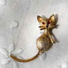 画像1: 1960年頃 英国 ヴィンテージ しっぽが揺れる猫ブローチ「風にゆれるしっぽ、夢みるまなざし」イギリス アクセサリー (1)