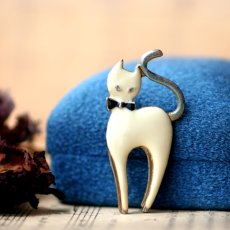 画像5: 英国 ヴィンテージ 白猫ブローチ「静けさの中に光る、白きまなざし」イギリス アクセサリー (5)